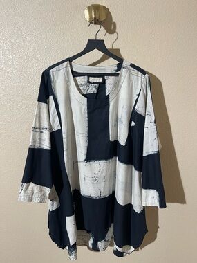 Adverb artfully textured Black and White Block Tunic -